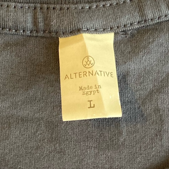 Psychedelic Print One Groovy Mama Soft Women’s Gray Tee Juniors Size L NWT - Picture 3 of 6